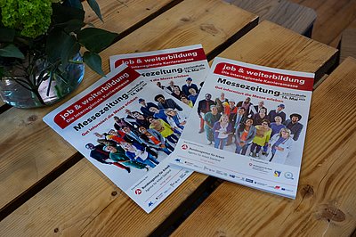 Tisch mit drei Messzeitungen "job und weiterbildung"