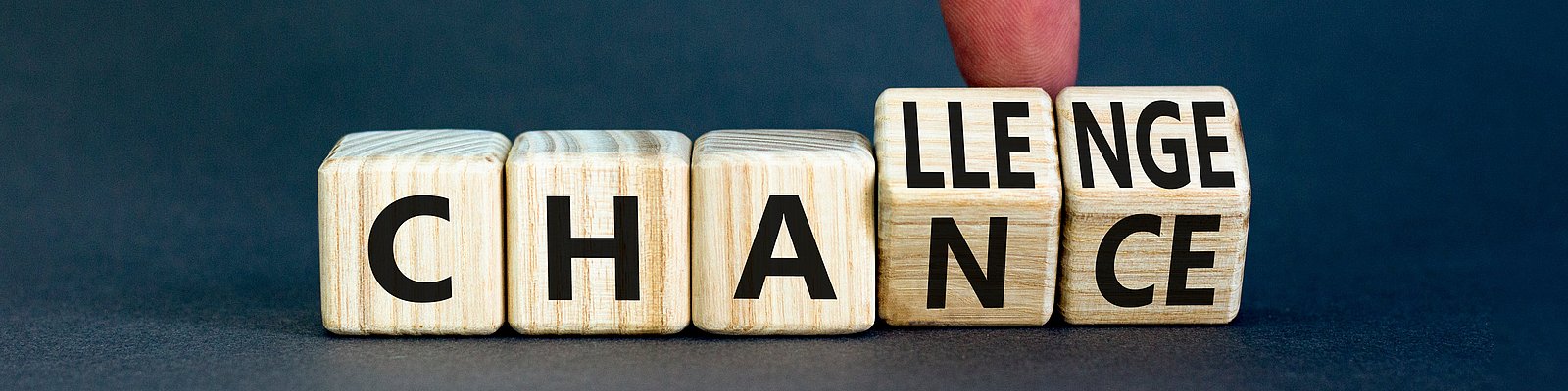 Hand dreht die Würfel Chance so um, dass sich daraus Challenge ergibt