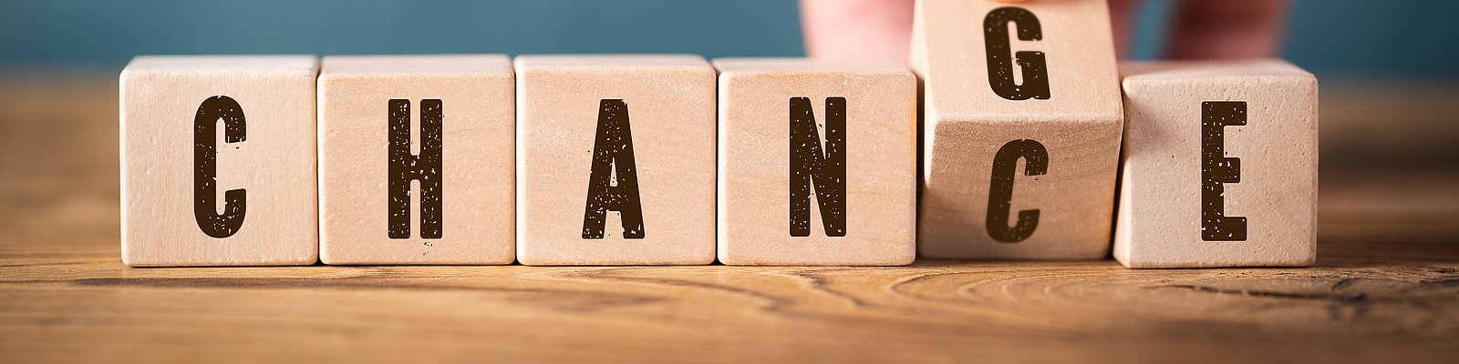 bei Würfeln ändert eine Hand das Wort von CHANGE zu CHANCE