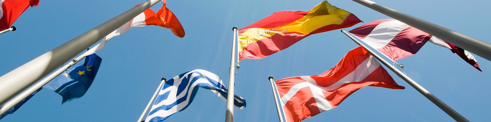 Flaggen vor blauem Himmel 