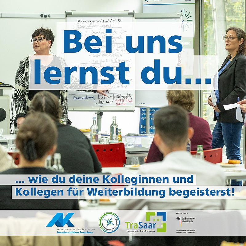 Workshop-Teilnehmer blicken auf eine Stellwand, an der eine Person referiert.  Darüber steht: Bei uns lernst du...  wie du deine Kolleginnen und Kollegen für Weiterbildung begeisterst!
