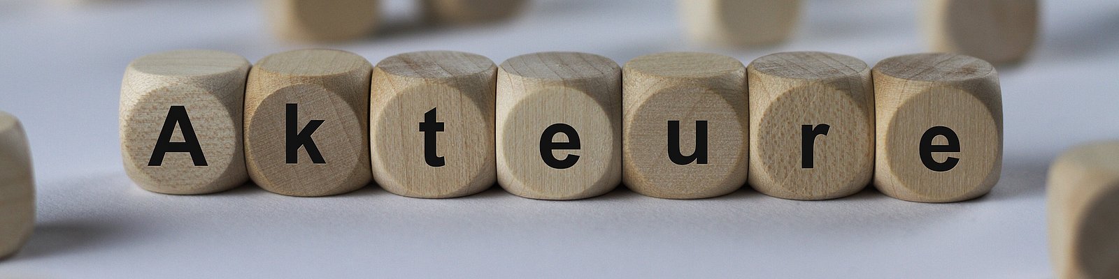 Würfel mit Buchstaben, die das Wort Akteure ergeben