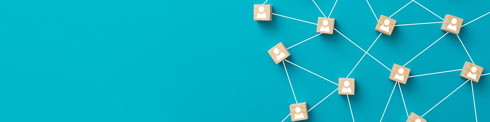 Ein Netzwerk aus Würfeln mit kleinen stilisierten Figuren